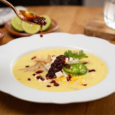 Cómo hacer crema de elote cremosa: agrégale ajo, tocino, caldo de pollo y leche evaporada para darle más sabor 