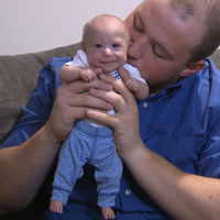 El curioso caso de Matthew: tiene 7 meses y parece un recién nacido 