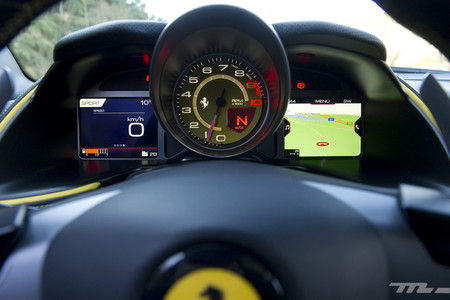 Ferrari 812 Superfast cuadro relojes y pantallas