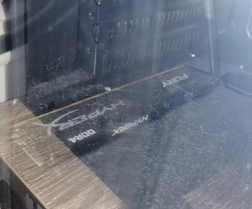 Tras dos años quejándose preguntándose por la poca RAM de su PC, un gamer descubre una segunda memoria suelta al limpiar el polvo