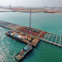 Singapur está ganando terreno al mar a base de bloques de hormigón del tamaño de edificios: así nace el puerto automatizado más grande del mundo