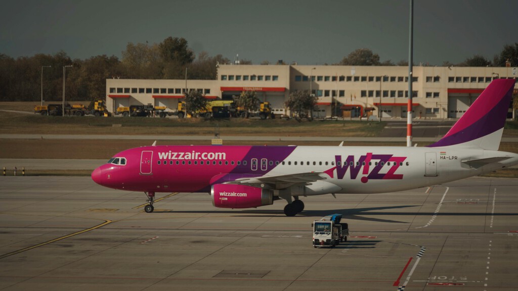 Mientras Ryanair recorta 1,2 millones de asientos en España, el hueco que está dejando tiene nombre: Wizz Air 