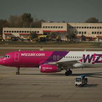 Mientras Ryanair recorta 1,2 millones de asientos en España, el hueco que está dejando tiene nombre: Wizz Air 