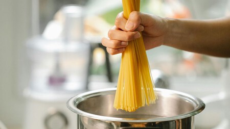 ¿Sirve de algo poner aceite al agua de cocción de la pasta? Esto dice un experto