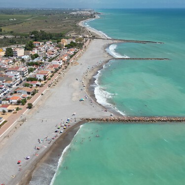 Rutas de montaña con lagunas, castillos y una playa eterna: así es el pueblo de Castellón que frecuentan los locales