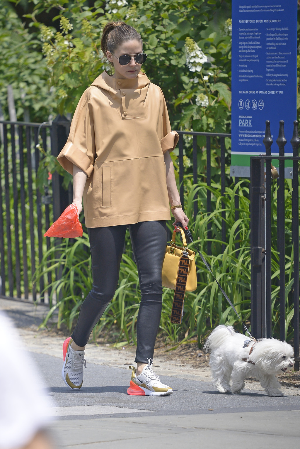 Olivia Palermo con las Nike Air Max 270 "Flight Gold"