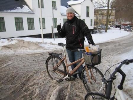 Servidor con su bici en la nieve