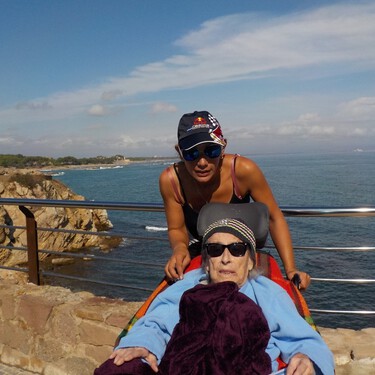 La yaya se va de viaje: Una francesa saca a su abuela centenaria de una residencia y recorren juntas 15.000 kilómetros en autocaravana