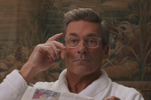 Jon Hamm es objeto de deseo en esta extraña comedia que es la versión más bizarra que vas a ver de ‘El mago de Oz’ este año 