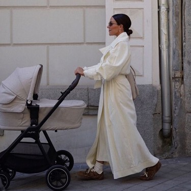 Las expertas coinciden: los abrigos en mujeres bajitas que más favorecen llegan a la altura del tobillo y marcan la cintura 
