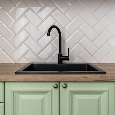 Llega a Leroy Merlin el accesorio que pone orden en el  armario bajo el fregadero de forma rápida y sin taladros