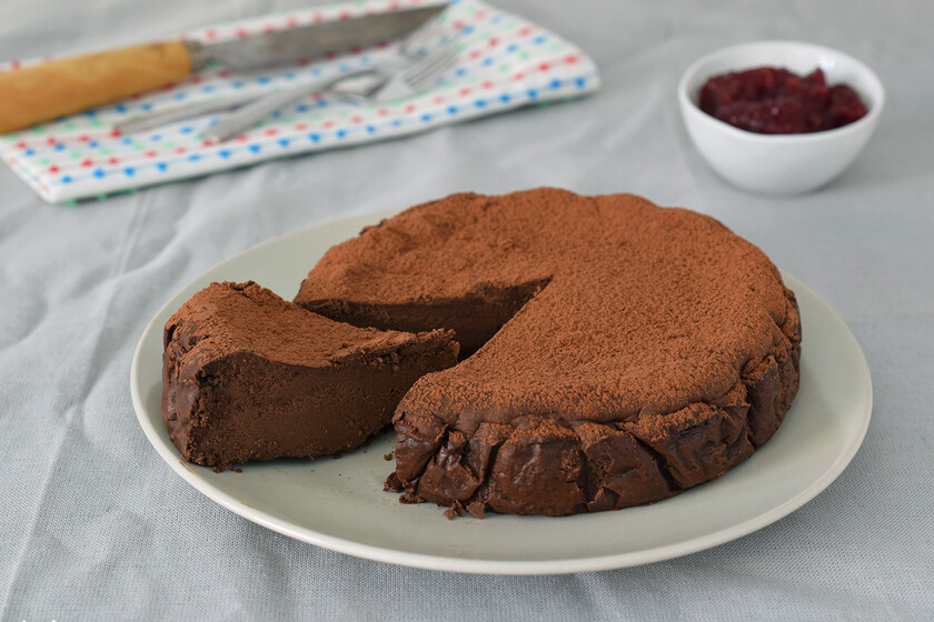 Pastel de chocolate con solo tres ingredientes: receta de postre sin azúcar, sin frutas, sin harinas y alto en proteínas