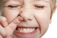 Se mete el dedo en la nariz y le sangra