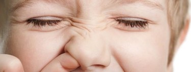 Se mete el dedo en la nariz y le sangra