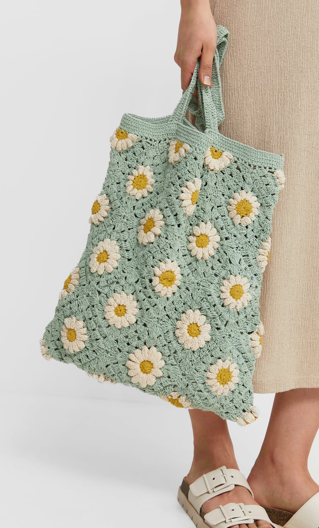 Los Bolsos De Crochet Podr an Invadir El Street Style Este Verano 2021 los-bolsos-de-crochet-podr-an-invadir-el-street-style-este-verano-2021