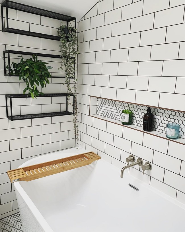 La tendencia más práctica; baldas o estanterías abiertas en el cuarto