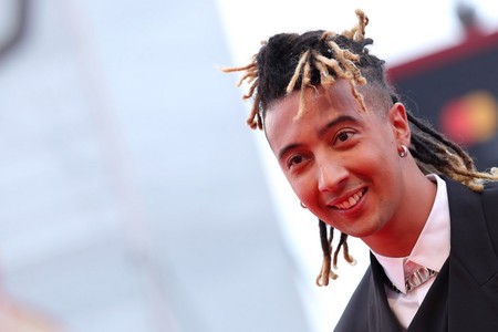 Ghali lleva el más actualizado tuxedo de Dior a la ceremonia de apertura del Festival de Cine de Venecia