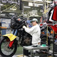 Hacer motos en Honda parece un sueño, pero tiene un riesgo: tu mono es blanco, y si lo manchas tu trabajo está en peligro 