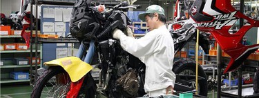 Hacer motos en Honda parece un sueño, pero tiene un riesgo: tu mono es blanco, y si lo manchas tu trabajo está en peligro 