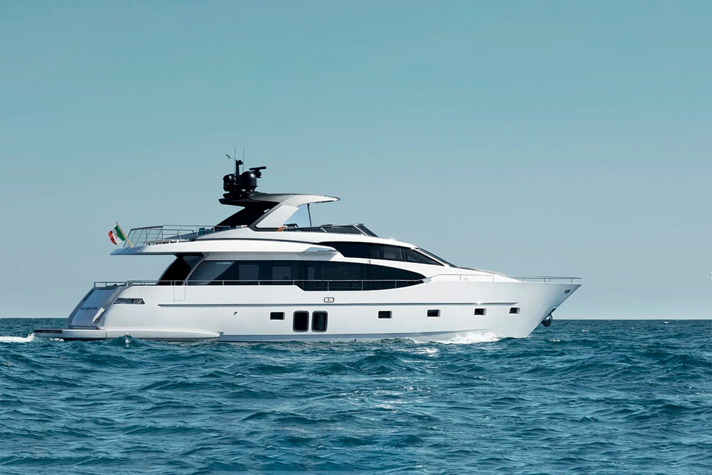 Un yate de cinco millones ha aparecido varado en una playa de Valencia. Nadie sabe cómo ha llegado hasta allí