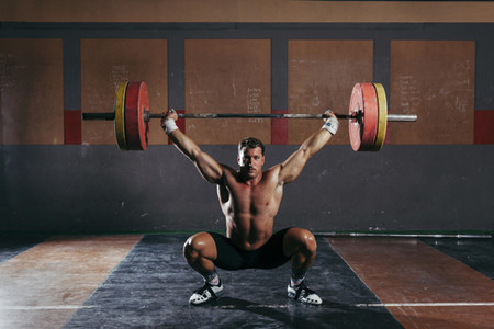 Sentadillas por encima de la cabeza u overhead squats: todo lo que tienes que saber para hacerlas bien
