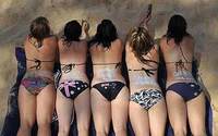 Australia: las chicas escriben su número telefónico con crema protectora