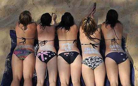 Australia: las chicas escriben su número telefónico con crema protectora