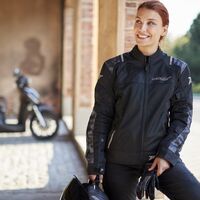 Ir fresco y seguro en la moto este verano es posible con esta chaqueta protectora de Seventy Degrees, por 84 euros