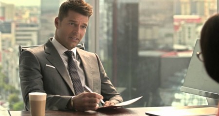 A Ricky Martin le va el estilo Christian Grey para tomar café