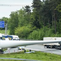 Transportar gigantes es un reto: conductor herido en la Autobahn por el aspa de un generador eólico