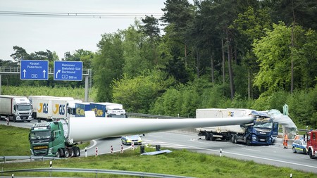 Transportar gigantes es un reto: conductor herido en la Autobahn por el aspa de un generador eólico