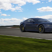 Así de coloridos son los Aston Martin V8 y V12 Vantage S Red Bull Racing Edition