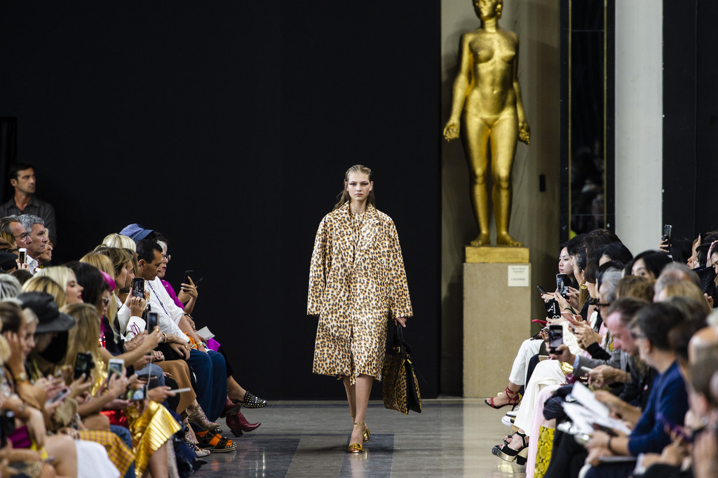 Así fue el segundo día de Paris Fashion Week P/V 2019: Dries Van Noten, Mugler y Rochas conquistan la pasarela 