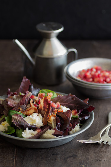 Ensalada de granada, baicon crujiente y mozzarella 