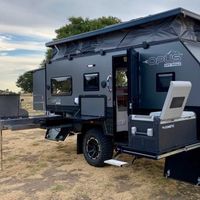 La Opus OP-15 es una caravana de bolsillo de lo más completa, con paneles solares y cocina extraíble