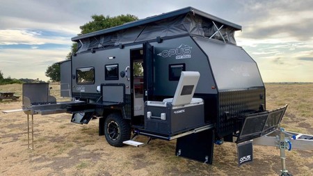 La Opus OP-15 es una caravana de bolsillo de lo más completa, con paneles solares y cocina extraíble