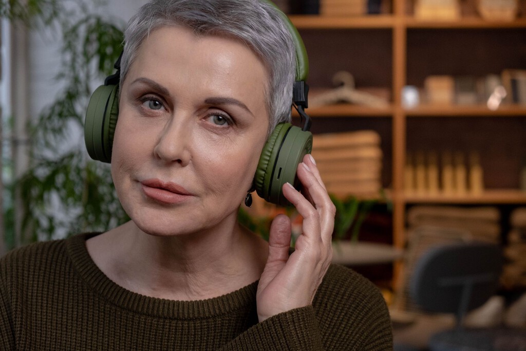 El mito de los auriculares inalámbricos y la radiación: por qué compararlos con un microondas no tiene ningún sentido