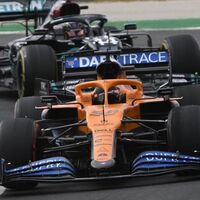 ¡A lo Ayrton Senna! Carlos Sainz y Kimi Raikkonen pusieron el espectáculo con sus prodigiosas salidas bajo la lluvia