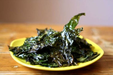Chips de espinacas con aceite de aguacate y sal de mar. Receta de snack saludable después del trabajo