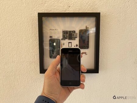 オリジナルの iPhone 3G と、おなじみの iPhone 3GS の Grid Studio フレーム。