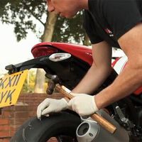 Alguien ha tirado 6 kg de tornillos en una carretera de Burgos. La Guardia Civil está investigando riesgo de muerte para conductores y motoristas 