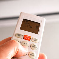 La ola de calor no perdona y tu aire acondicionado solo funciona con mando: así puedes transformarlo para encenderlo antes de llegar 