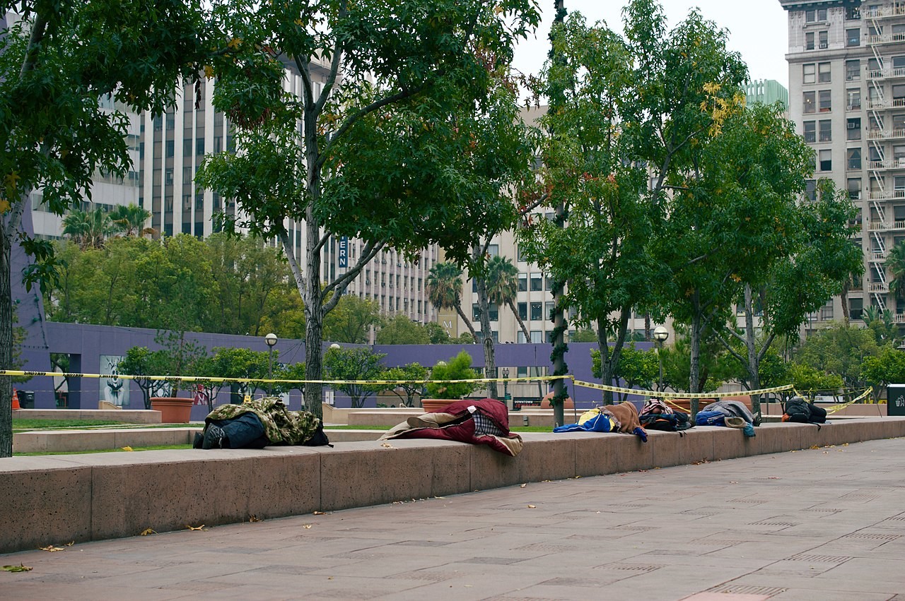 https://i.blogs.es/88d1d9/1280px-homeless_people_sleeping_in_pershing_square_in_downtown_los_angeles_-dtla-_12/1366_2000.jpeg