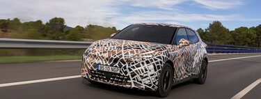 Probamos el CUPRA Raval antes de tiempo. El pequeño eléctrico 'Made in Spain' es un auténtico GTI, tan deportivo como un coche de gasolina y un Tesla Model 3 Performance