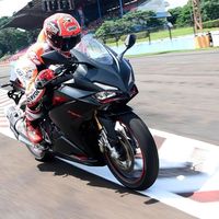Marc Márquez prueba la nueva Honda CBR250RR, y se da un baño de masas en Indonesia 