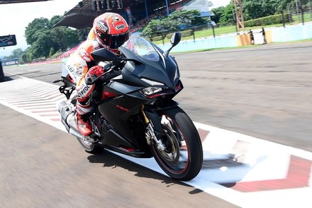 Marc Márquez prueba la nueva Honda CBR250RR, y se da un baño de masas en Indonesia