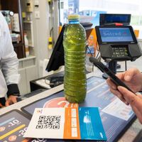 Tu aceite usado de cocinar a cambio de gasolina para la moto. La rompedora idea de Repsol para que te ahorres dinero