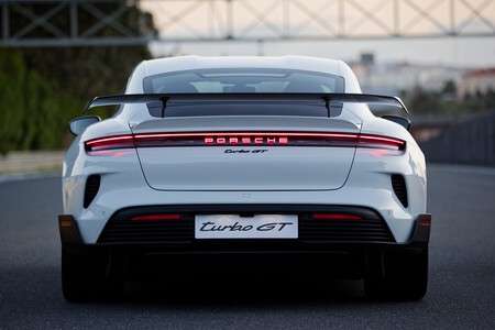 Porsche Taycan Turbo GT trasera