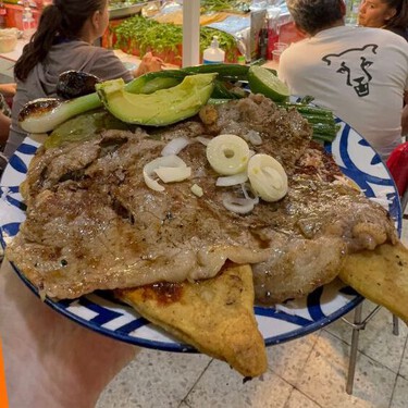 Este es el local dentro de un mercado en CDMX donde tienen un paquete de huaraches con costilla en 110 pesos