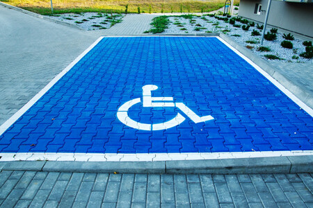 Plaza de estacionamiento para usuarios con minusvalía